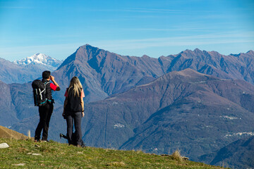 Fototapeta premium Trekking scene on Lake Como Alps