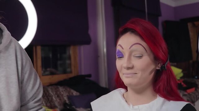 Professional Makeup Artist Applying Character Makeup on Redhead Woman &ndash; Close-up. Maquilladora Profesional Aplicando Maquillaje de Caracterizaci&oacute;n a Mujer Pelirroja &ndash; Primer Plano

