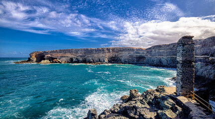Panoramablick auf die Höhlen von Ajuy und das türkisblaue Meer auf Fuerteventura.Steilküste....
