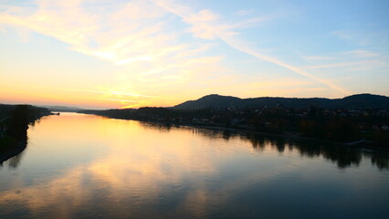 Wolken spiegeln sich in der Donau bei Melk