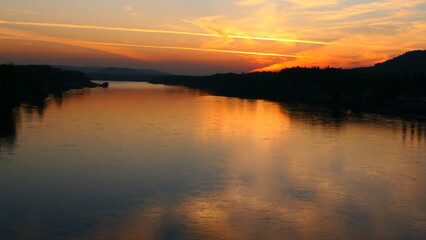 das Abendrot spiegelt sich in der Donau