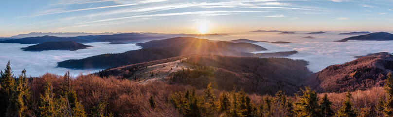 Zachód Słońca nad chmurami z Mogielicy 