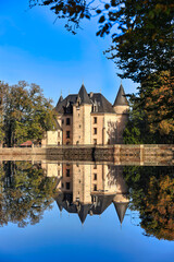 Obraz premium Reflet du Chateau de Nieul en Limousin, Nouvelle Aquitaine 