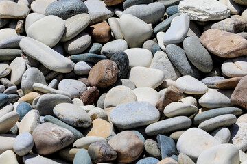 Kieselsteine mehrfarbig ausgewaschen und getrocknet am Meer