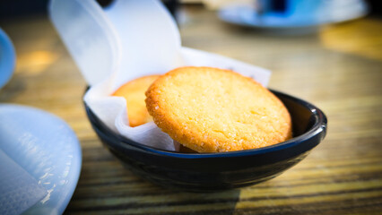 Delicious cookies in a bowl on the table