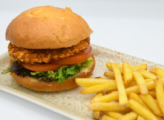 Hamburguesa de pollo empanizado estilo americano gourmet y papas fritas