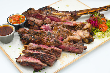 Excelentes cortes de carne de res de primera calidad, poco hechos casi crudos