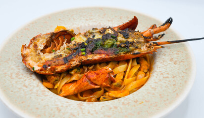 Plato de lujo gourmet de bogavante con pasta fresca