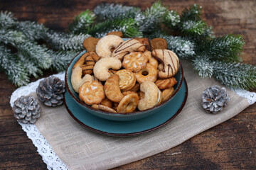 Eine Keramikschüssel mit Weihnachtsgebäck.