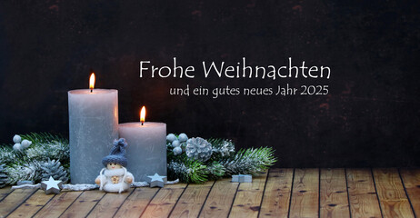 Frohe Weihnachten. Graue brennende Kerzen mit Tannenzweigen und natürlicher Dekoration auf einem Holzhintergrund dekoriert mit dem Text Frohe Weihnachten und ein gutes neues Jahr 2025.