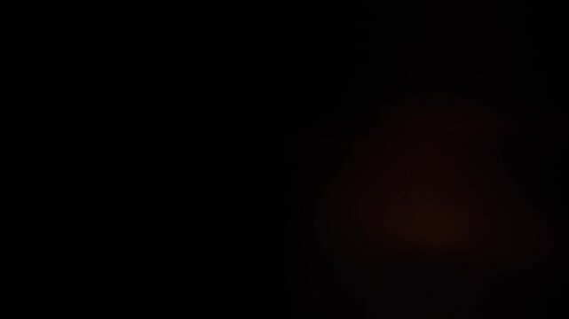 vid&eacute;o de transition, apparition de lumi&egrave;res douce orang&eacute;, &agrave; droite de l'&eacute;cran, puis fondu au noir