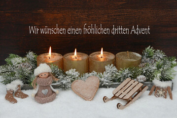 Dekoration zum dritten Advent: Adventskranz mit goldenen Kerzen und dem Text wir wünschen einen fröhlichen dritten Advent.