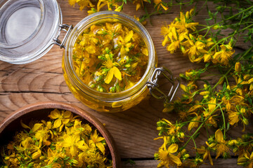 Preparation of St. John's wort oil from fresh blooming Hypericum perforatum plant (Turkish name; sari kantaron yagi)
