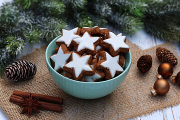 Zimtsterne: Traditionelle deutsche Weihnachtskekse in einer Schüssel mit Weihnachtsdekoration.