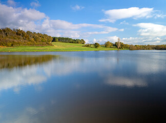 Lac et nature au soleil
