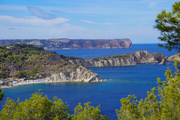 Fototapeta premium Coastal Bay with Cliffs and Vibrant Blue Waters