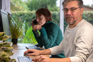 deux collègues travaillent ensemble au bureau. Un homme et une femme zen et souriants