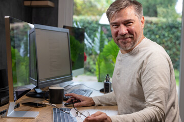portrait d'un employé de bureau ou d'un homme d'affaires qui est assis à son bureau devant son...