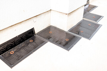 建築物の壁沿いに仕掛けられたネズミ捕り用粘着シート