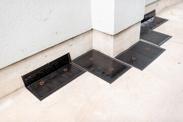 建築物の壁沿いに仕掛けられたネズミ捕り用粘着シート