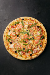 Classic pizza with fresh tomato, olives, and arugula toppings, perfect for pizza lovers 