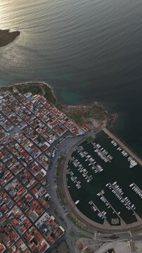 Panorama del paesaggio durante il tramonto della cittadina di Calasetta in Sardegna in Italia. La vista della baia e dei quartieri regolari e simmetrici danno senso di ordine