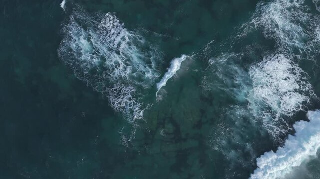ripresa verticale del moto ondoso delle onde dall'alto 