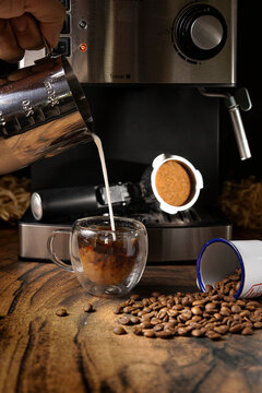 Coffee, milk and canela. The day starts with a good cup of cappuccino.