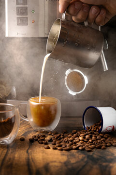 Coffee, milk and canela. The day starts with a good cup of cappuccino.
