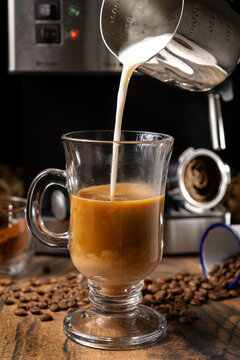 Coffee, milk and canela. The day starts with a good cup of cappuccino.