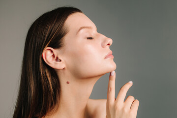 Contouring of the chin and angular jaws. Correcting the shape of the face by doctor. Aesthetic beauty treatment. Improved shape of the face.