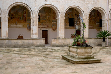 Kreuzgang Basilika Santa Caterina d’Alessandria, Franziskanerkirche, Galatina