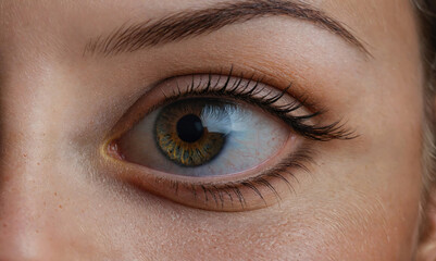 Obraz premium A close-up of a woman's eye looking to the right