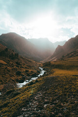 Paysage montagneux avec une rivière dans les pyrénées
