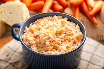 Coleslaw, made with cabbage and grated carrots, is an easy, fresh and healthy recipe known in many countries, usually served as a side dish to accompany other dishes.