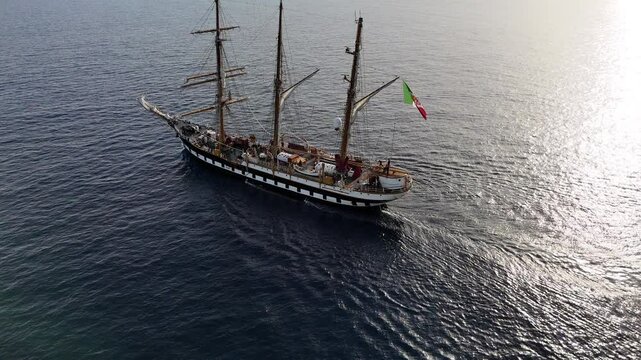 nave storica antica italiana in mezzo al mare