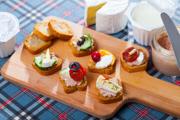 Delicious settee-bed with brie cheese, paste and vegetables
