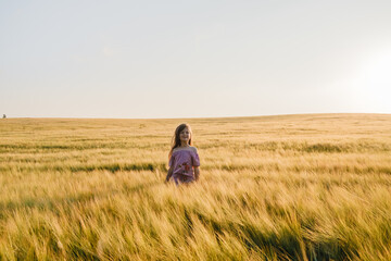 Naklejka premium little girl daughter child kid run through wheat field with hands raised up, happy family dream flies pilot plane, child wants become pilot plane, family nature, happy family concept, dreams flight.