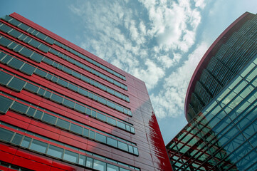 Immeuble modernes rouges et noirs, bureaux d'un centre d'affaires avec un ciel bleu