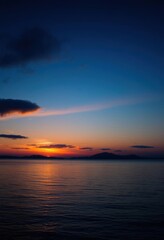 Naklejka premium as the sun sets on the horizon