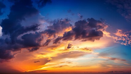 Obraz premium Dramatic sunset sky with vibrant twilight colors and dramatic cloud formations 