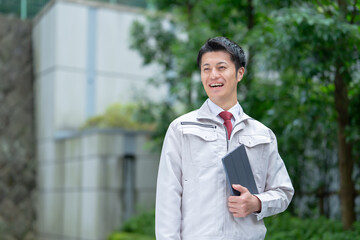 作業着の男性