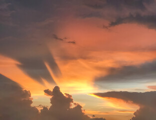 Impresionante atardecer en el cielo tropical.