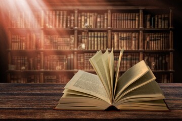 Obraz premium Books for reading on wooden table in library