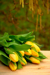 endlich frühling  gelbe tulpen im garten  blumenstrauß