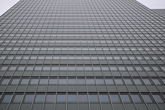 glasfassade eines hochhauses in d&uuml;sseldorf, deutschland