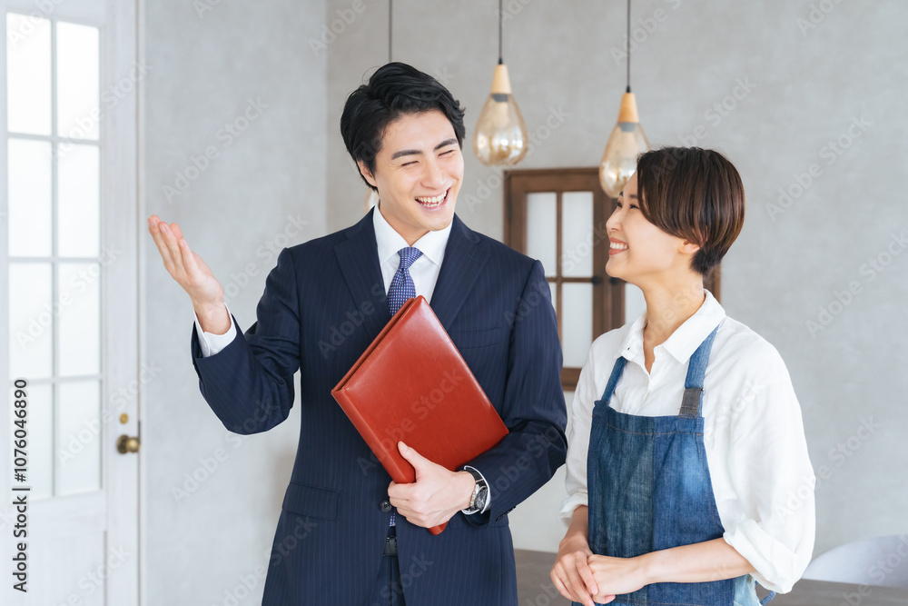 Aufkleber 不動産、仲介、店舗、テナント、内見、内覧、相談、営業、業者、改装、リフォーム、日本人、男性、女性、店長、開業、モデルルーム、モデルハウス、主婦、エプロン、アルバイト、パート、仕事、スキマバイト、スポットワーク、説明、案内、紹介、ビジネスパーソン、ビジネスマン、店員、スタッフ、職場、カフェ、レストラン、飲食店、ウェイトレス、ホールスタッフ、ショップ、受付、ビジネス、住宅、建築、内装、居抜き、自営業、