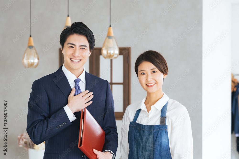 Aufkleber 店舗、ショップ、テナント、不動産、仲介、賃貸、営業、ビジネスパーソン、店員、開業、アドバイザー、コンサルティング、コンサルタント、店長、自営業、カフェ、レストラン、飲食店、信頼、笑顔、コンサル、ビジネス、ビジネスマン、紹介、業者、内装、改装、リフォーム、アパレル、インテリア、部屋、住宅、物件、管理、会社、経営、人材、相談、男性、女性、日本人、仕事、内覧、内見、カメラ目線、スタッフ、エプロン、貸店舗