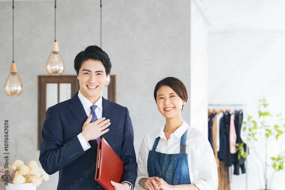 Poster ショップ、店舗、経営、コンサル、アドバイザー、店長、開業、カフェ、アパレル、飲食店、レストラン、不動産、物件、内見、内覧、インテリア、内装、改装、リフォーム、おしゃれ、ファッション、ビジネスマン、ビジネスパーソン、ビジネス、自営業、笑顔、男性、女性、日本人、信頼、コンサルティング、コンサルタント、テナント、仲介、賃貸、営業、店員、紹介、業者、部屋、住宅、管理、会社、人材、相談、仕事、カメラ目線、ス