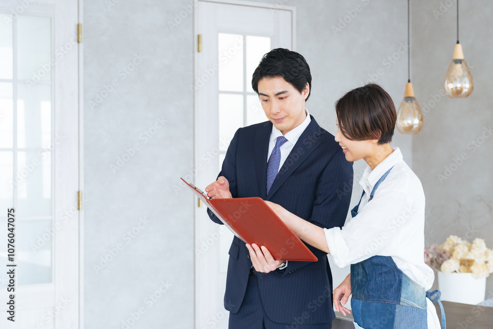 Leinwandbilder 不動産、物件、テナント、内見、仲介、業者、ビジネスパーソン、店長、店員、説明、メニュー、スタッフ、アルバイト、内装、飲食店、レストラン、カフェ、経営、アドバイザー、コンサル、コンサルタント、コンサルティング、紹介、案内、店舗、内覧、相談、営業、改装、リフォーム、日本人、男性、女性、開業、モデルルーム、モデルハウス、主婦、エプロン、パート、仕事、スキマバイト、スポットワーク、ビジネスマン、職場、ウェ